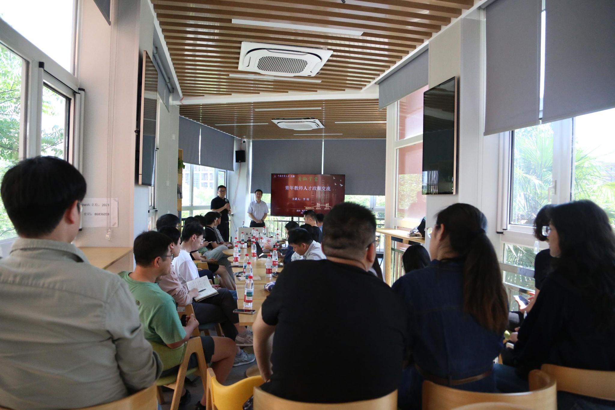 搭建成长阶梯 赋能职业发展——方圆学堂开展青年教师人才政策交流活动 为帮助我校青年教师加深对学校人才政策的理解，5月14日中午，校工会、青工委在格致南楼二楼教授长廊活动室举办了一场青年教师人才政策交流活动。本次活动由校青工委主任方结红主持，组织部副部长、人才办专职副主任李琛主讲，吸引了近30名青年教师踊跃参与。 李琛围绕青年教师培养体系、近两年人才工作创新成果等内容，系统解读了国家及校级人才计划申报要点，并结合青年教师职业发展周期，就如何科学规划成长路径展开深度阐释，为不同发展阶段教师绘制精准成长路线图。
