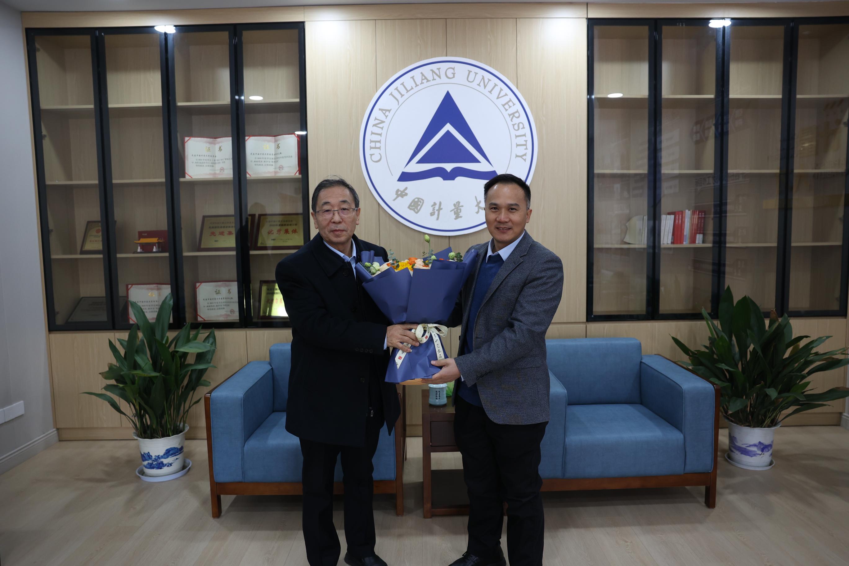 为李尔平教授送上鲜花